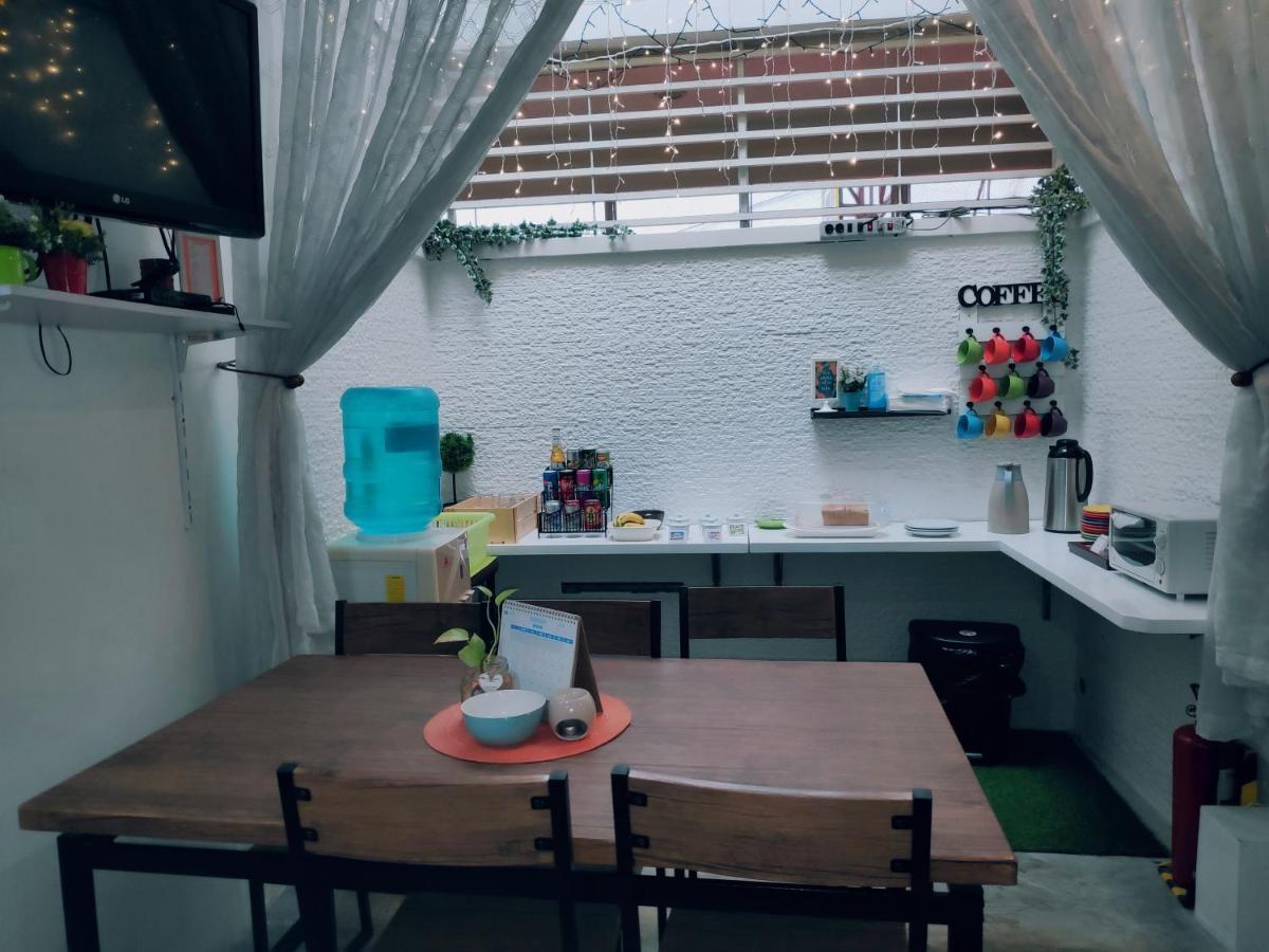 Crossroads Hostel Manila Mandaluyong Exterior photo